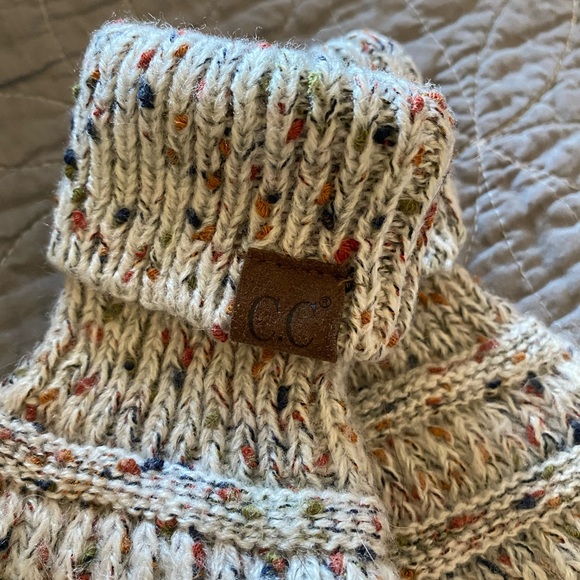 C.C Knit Gloves - Picture 2 of 2